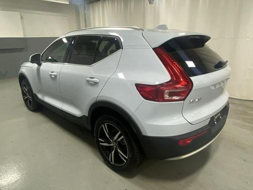 2025 Volvo XC40 B5 Core Bright Theme