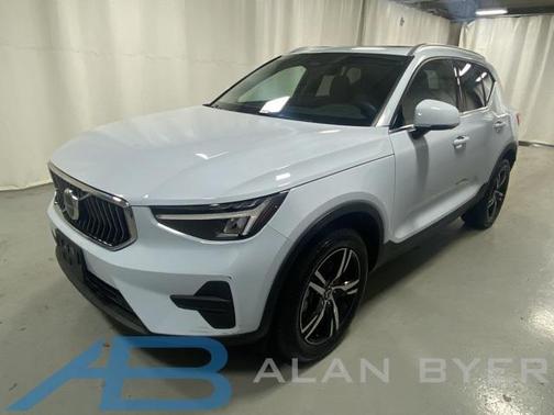 2025 Volvo XC40 B5 Core Bright Theme