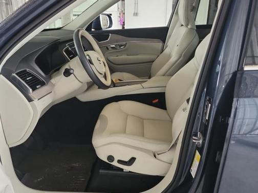 2024 Volvo XC90 B5 Plus Bright Theme