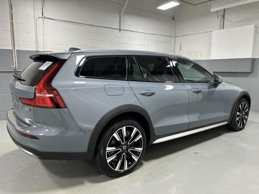 2024 Volvo V60 Cross Country B5 Ultimate