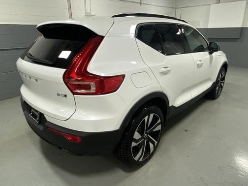 2025 Volvo XC40 Plus Dark Theme