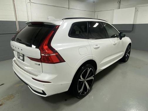 2023 Volvo XC60 B6 Ultimate Dark Theme