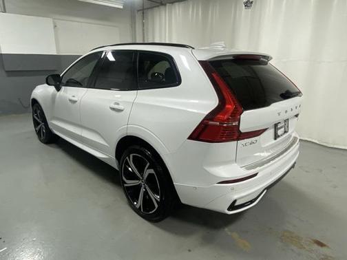 2023 Volvo XC60 B6 Ultimate Dark Theme