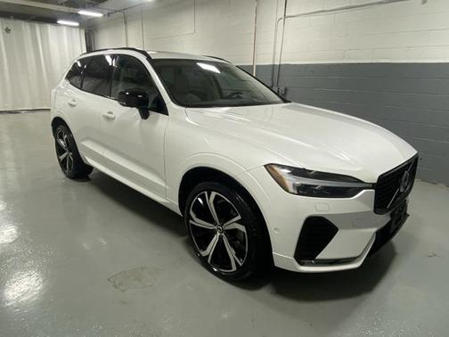 2023 Volvo XC60 B6 Ultimate Dark Theme