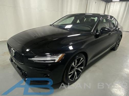 2023 Volvo S60 B5 Core Dark Theme