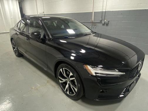 2023 Volvo S60 B5 Core Dark Theme