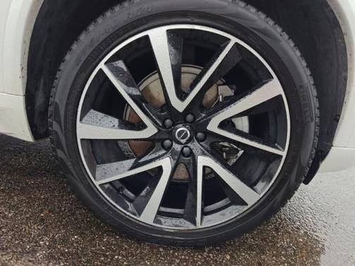 2023 Volvo XC90 B5 Plus