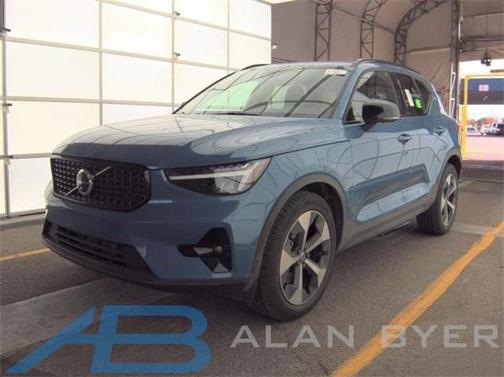 2025 Volvo XC40 B5 Plus Dark Theme