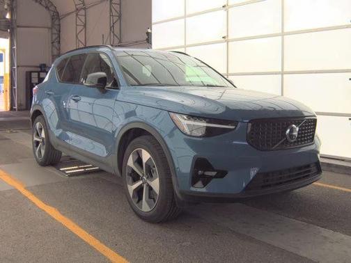 2025 Volvo XC40 B5 Plus Dark Theme