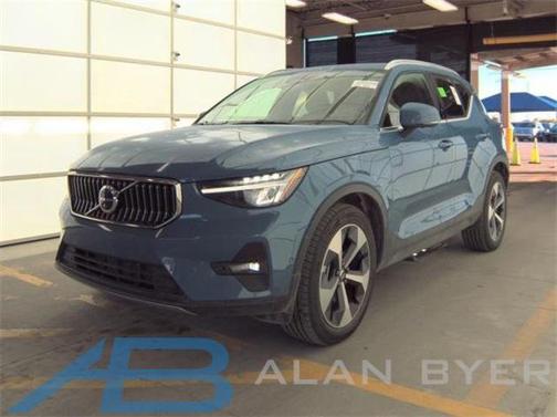 2025 Volvo XC40 B5 Plus Bright Theme