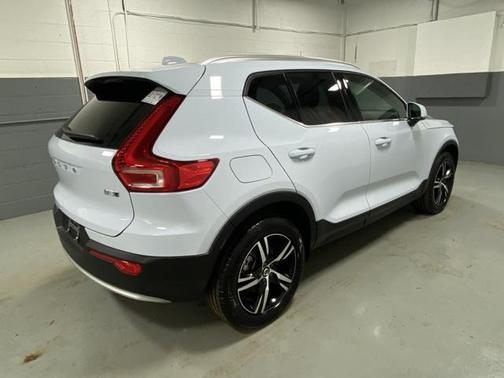 2025 Volvo XC40 B5 Core Bright Theme