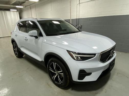 2025 Volvo XC40 B5 Core Bright Theme
