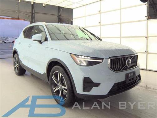 2025 Volvo XC40 B5 Core Bright Theme