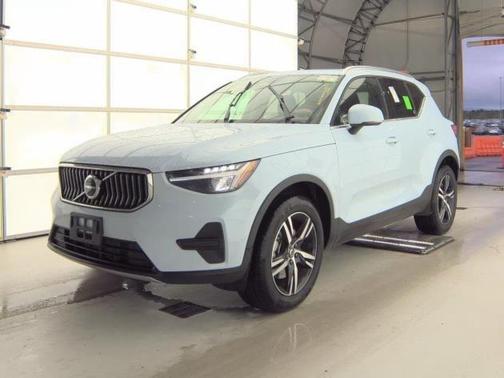 2025 Volvo XC40 B5 Core Bright Theme