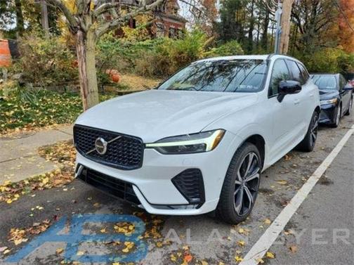 2023 Volvo XC60 B6 Ultimate Dark Theme