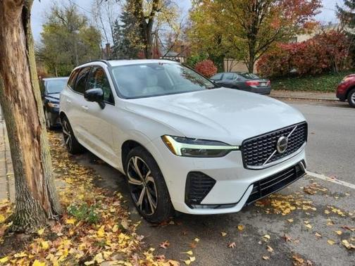 2023 Volvo XC60 B6 Ultimate Dark Theme