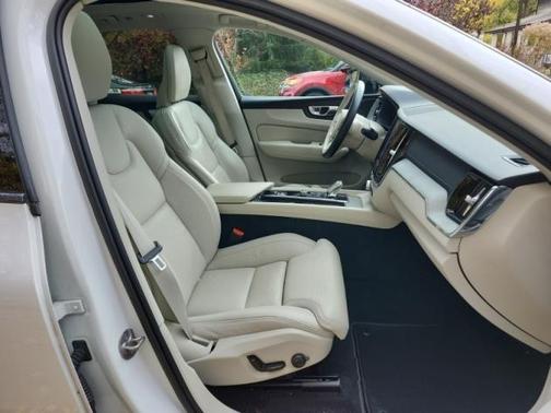 2023 Volvo XC60 B6 Ultimate Dark Theme