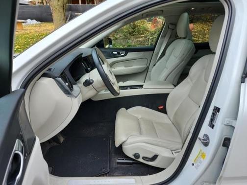 2023 Volvo XC60 B6 Ultimate Dark Theme