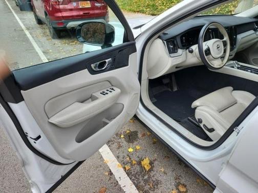 2023 Volvo XC60 B6 Ultimate Dark Theme