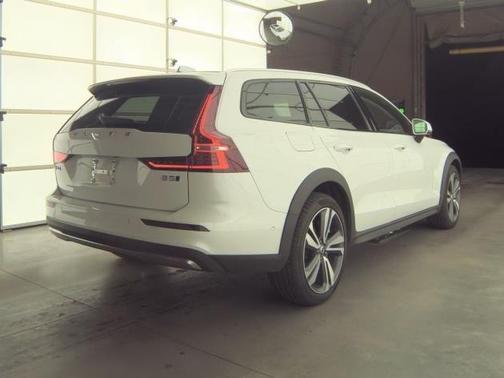 2025 Volvo V60 Cross Country Plus, B5 AWD Gas (mild hybrid)