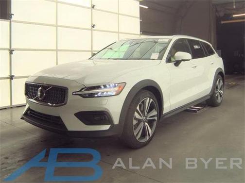 2025 Volvo V60 Cross Country Plus, B5 AWD Gas (mild hybrid)