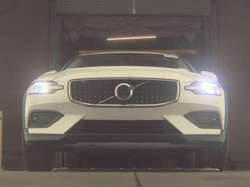 2025 Volvo V60 Cross Country Plus, B5 AWD Gas (mild hybrid)