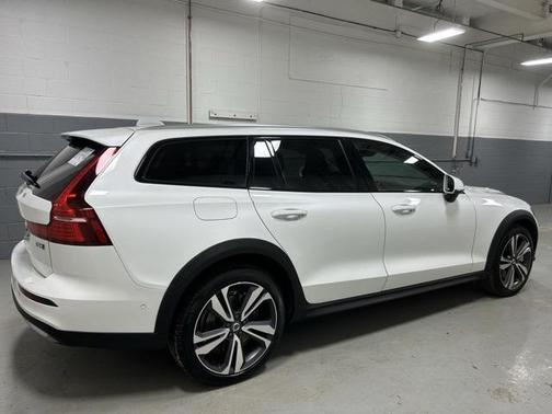 2025 Volvo V60 Cross Country Plus, B5 AWD Gas (mild hybrid)