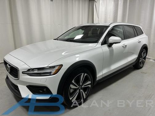 2025 Volvo V60 Cross Country Plus, B5 AWD Gas (mild hybrid)