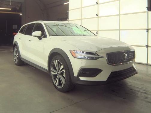 2025 Volvo V60 Cross Country Plus, B5 AWD Gas (mild hybrid)