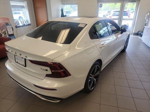 Crystal White Pearl Metallic 2020 Volvo S60 T6 R-Design