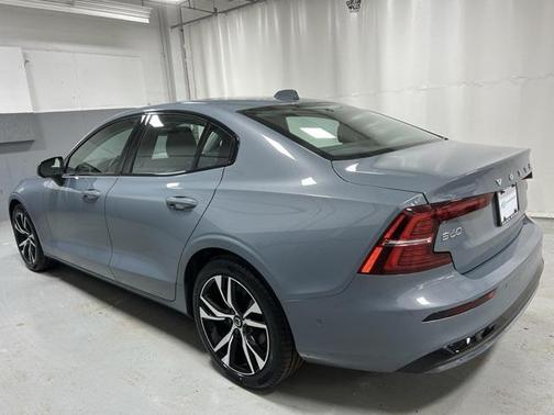 2024 Volvo S60 B5 Plus Dark Theme
