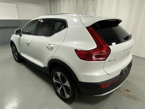 2025 Volvo XC40 B5 Core Bright Theme