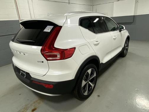 2025 Volvo XC40 B5 Core Bright Theme