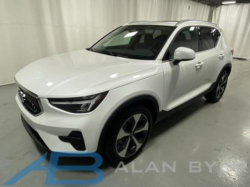 2025 Volvo XC40 B5 Core Bright Theme