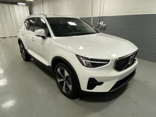 2025 Volvo XC40 B5 Core Bright Theme