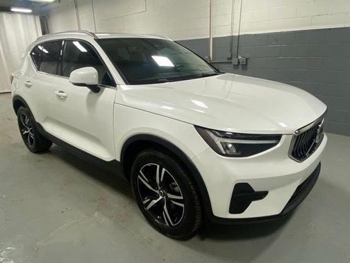 2025 Volvo XC40 B5 Core Bright Theme