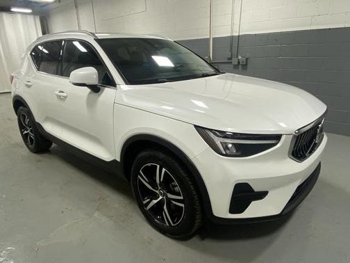 2025 Volvo XC40 B5 Core Bright Theme