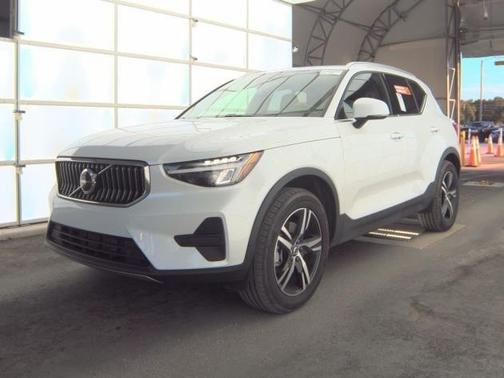 2025 Volvo XC40 B5 Core Bright Theme