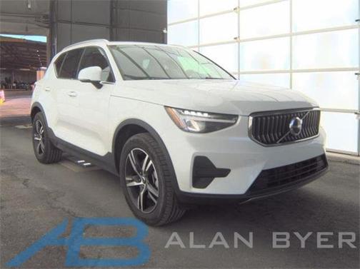 2025 Volvo XC40 B5 Core Bright Theme