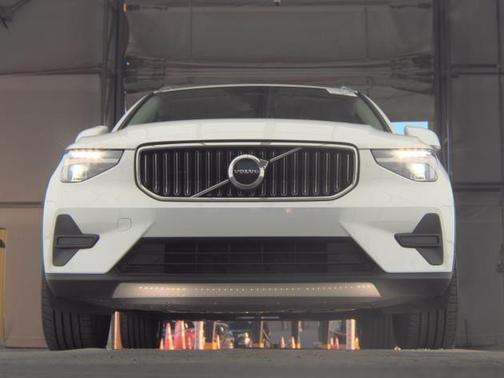 2025 Volvo XC40 B5 Core Bright Theme