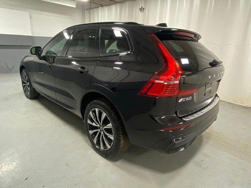 Onyx Black Metallic 2024 Volvo XC60 B5 Core Dark Theme