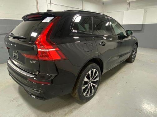 Onyx Black Metallic 2024 Volvo XC60 B5 Core Dark Theme