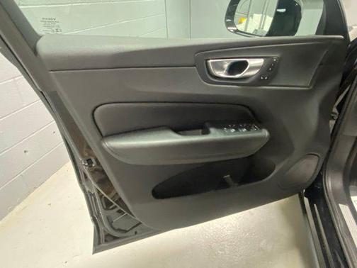Onyx Black Metallic 2024 Volvo XC60 B5 Core Dark Theme