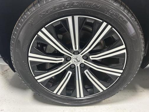 2025 Volvo XC90 B5 Plus