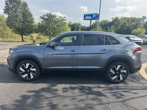 2025 Volkswagen Atlas Cross Sport 2.0T SE w/ Technology