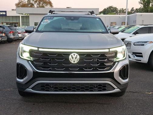 2025 Volkswagen Atlas Cross Sport 2.0T SE w/ Technology