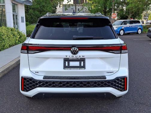 2025 Volkswagen Tiguan 2.0T SE R-Line Black