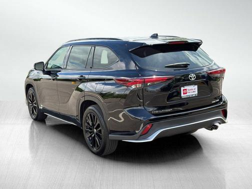 Midnight Black Metallic 2024 Toyota Highlander XSE