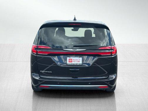 Diamond Black Crystal Pearlcoat 2024 Chrysler Pacifica Touring