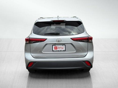 Celestial Silver Metallic 2021 Toyota Highlander XLE